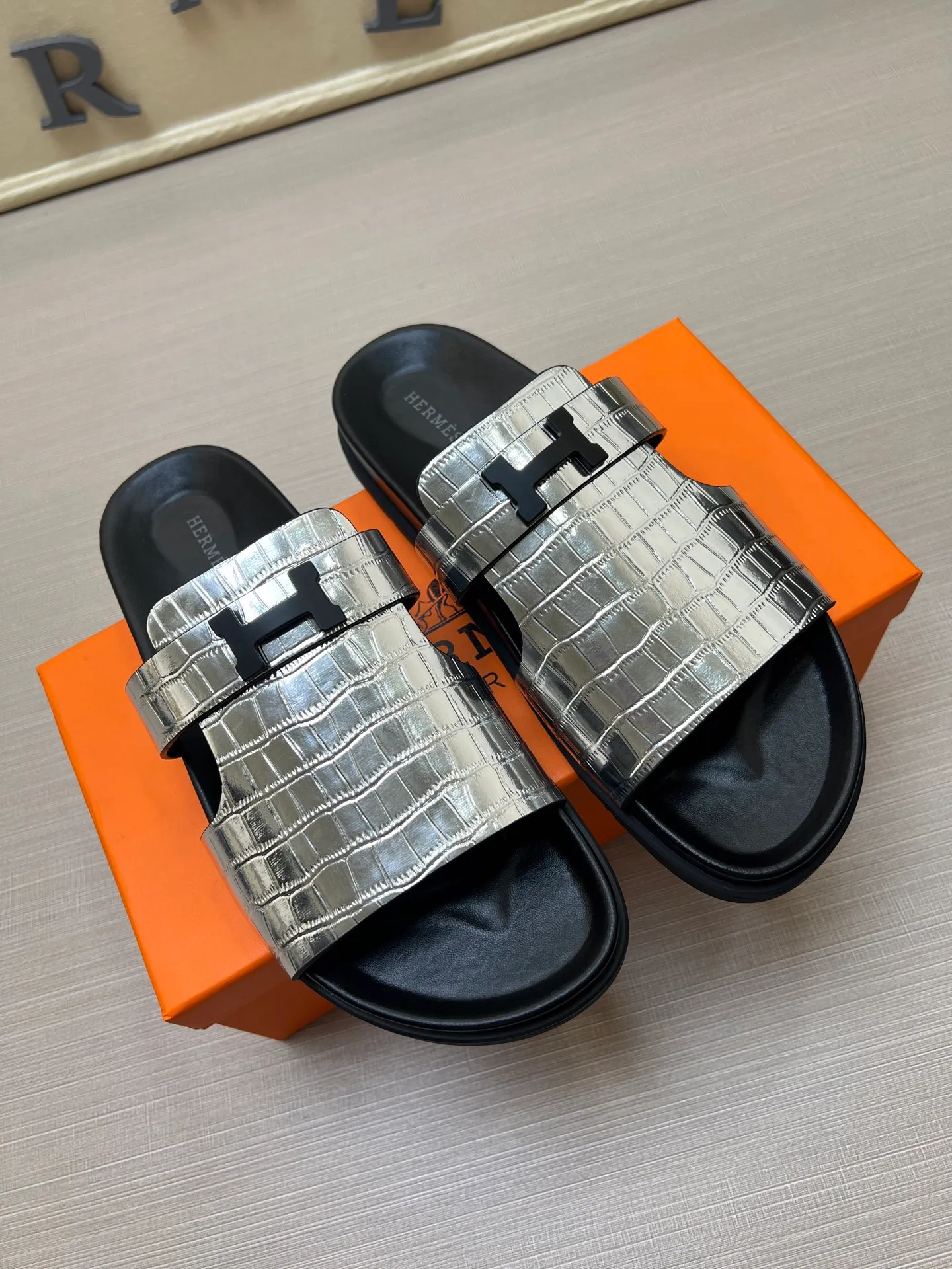 [H Family Hermès] P: 360💰 Size: 38-45 Hermes Men’s Kazimir Slippers - 2025 Summer New Hermès Same as the original version, with colored cowhide surface + rubber combined sole, handmade by master-level craftsmen! ❥High-end customization, exclusive products, the highest version in the industry.